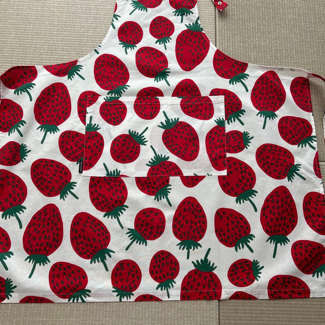 新品マリメッコ マンシッカ　エプロン　いちご　レッド