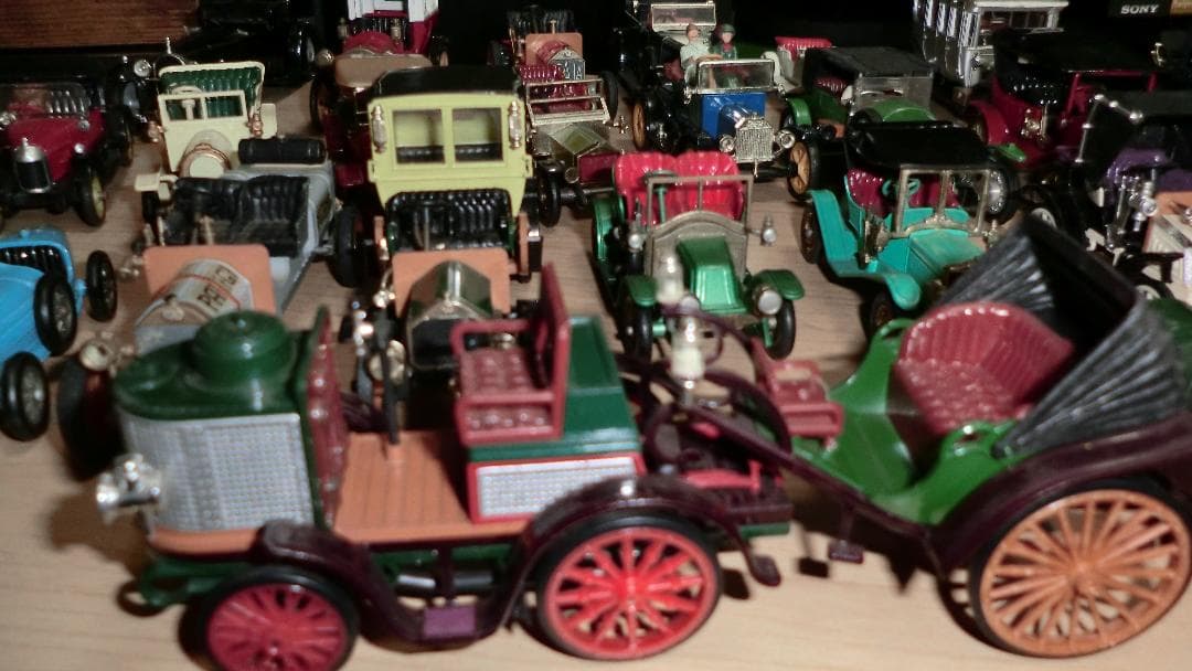 クラッシックなミニカーのコレクション