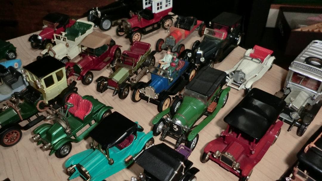 クラッシックなミニカーのコレクション