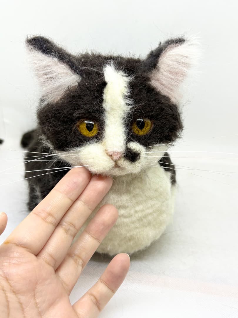 A猫 羊毛フェルトおててないないした黒白猫【ハンドメイド 猫