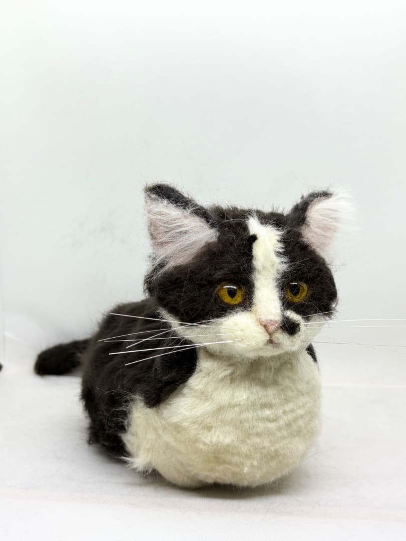 A猫 羊毛フェルトおててないないした黒白猫【ハンドメイド 猫