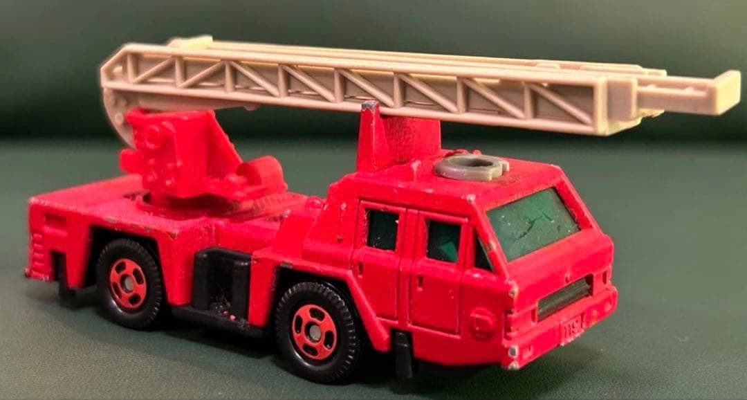トミカ ニッサン ディーゼル はしご消防車 未来緊急隊アースコマンダー