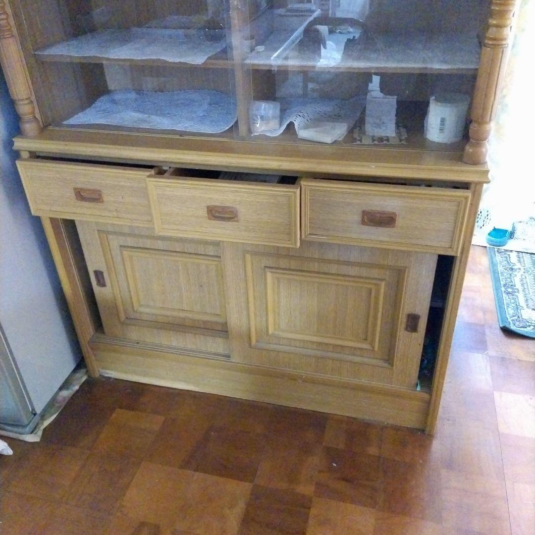 木目調 ガラス扉付き食器棚 引き出し3つ引き扉２つ