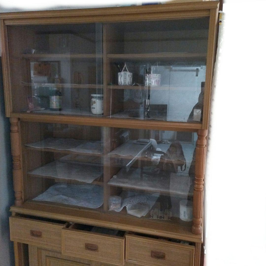 木目調 ガラス扉付き食器棚 引き出し3つ引き扉２つ