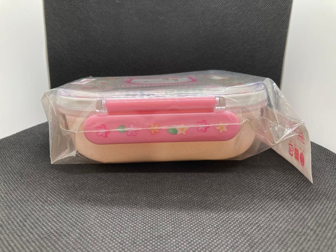 ハローキティ　弁当箱　野いちご　ランチボックス　新品・未使用