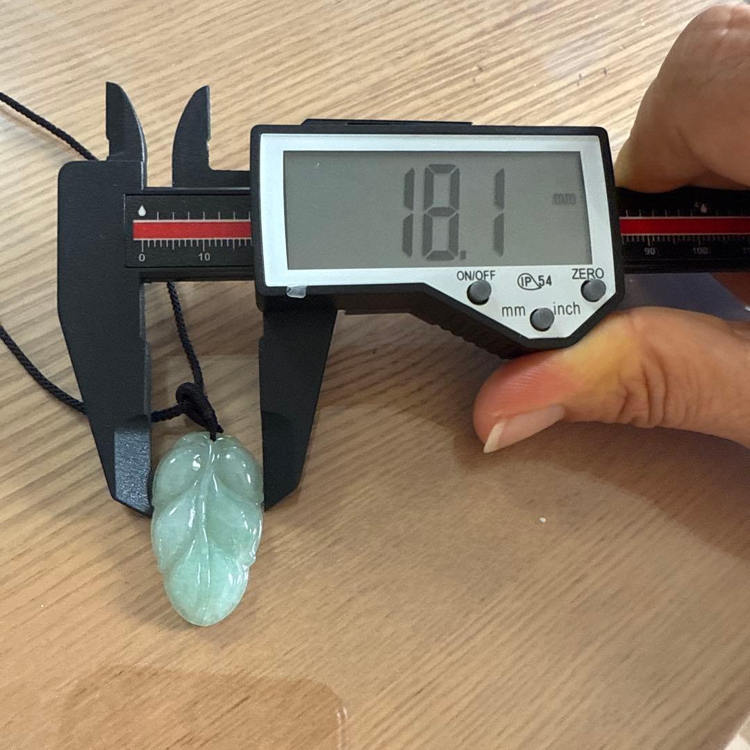 翡翠 葉っぱ型 ペンダント 2個