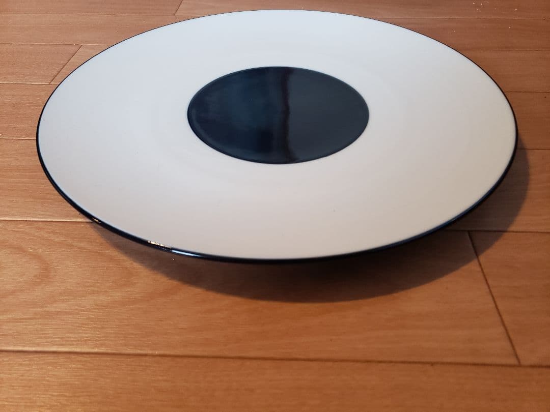 未使用　貴重なcalligaris高級お皿2枚　m.styleお皿2枚です。