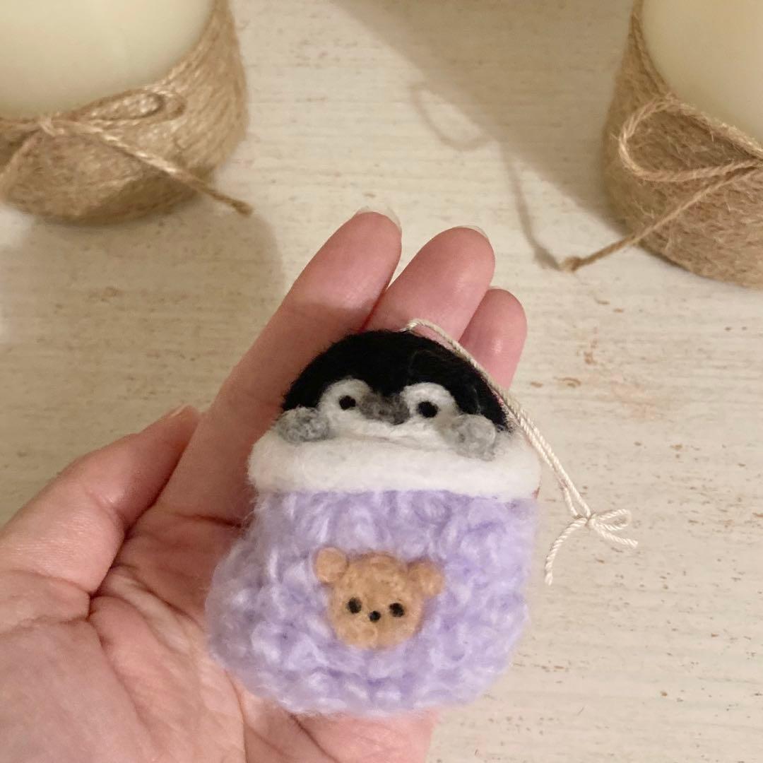 もこもこくつ下に入ったペンギンさんのクリスマスオーナメント　羊毛フェルト