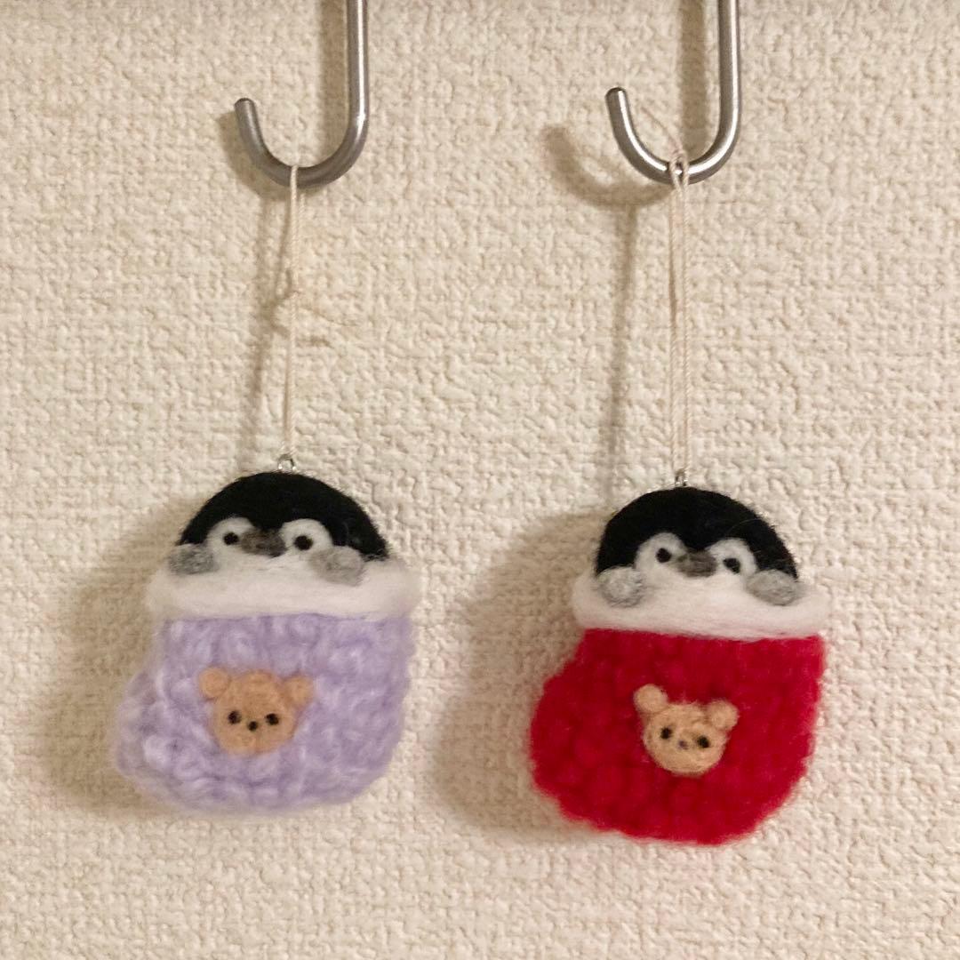 もこもこくつ下に入ったペンギンさんのクリスマスオーナメント　羊毛フェルト