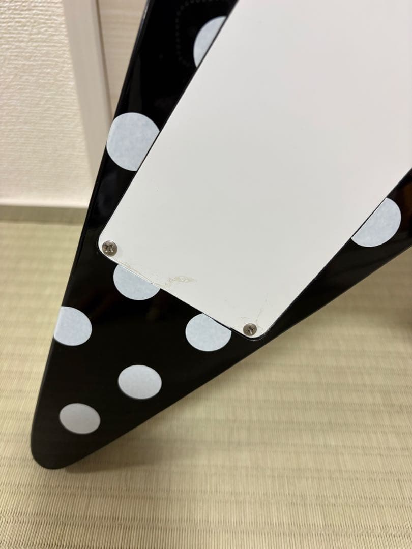 ノーブランド フライングV ポルカドットギター