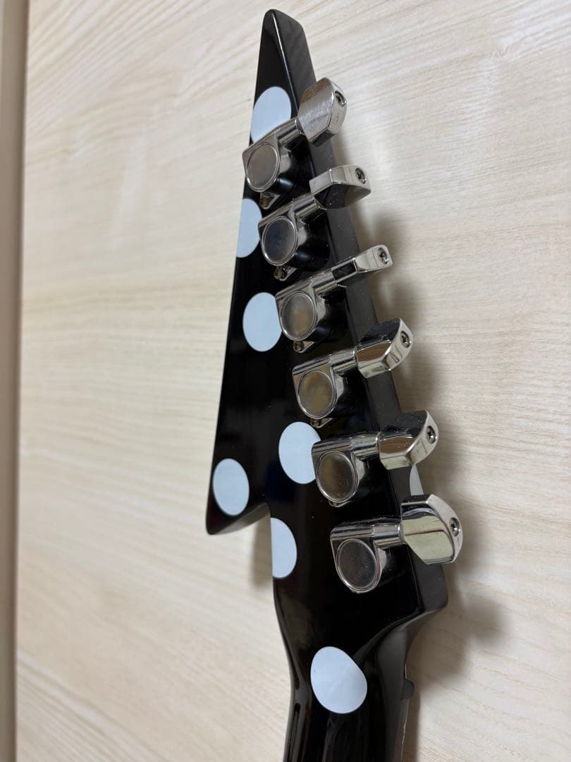 ノーブランド フライングV ポルカドットギター
