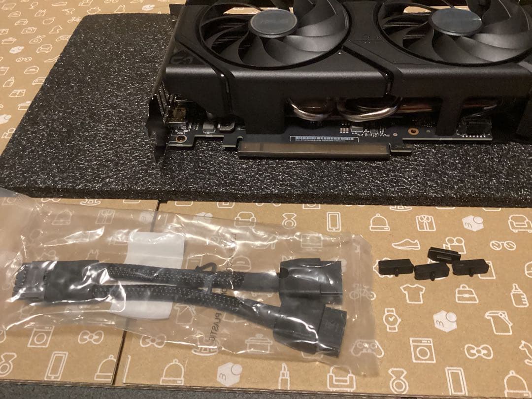 ASUS GeForce RTX 4070 SUPER EVO 変換ケーブル付