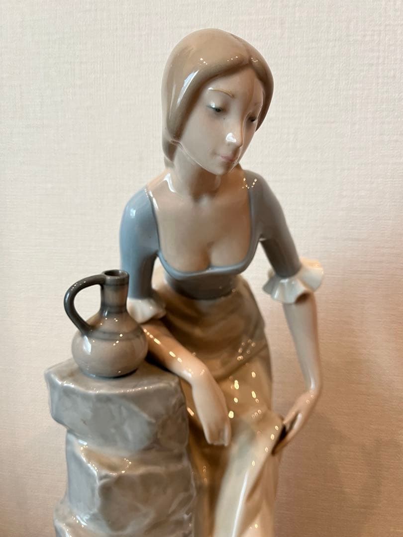 スペイン製「LLADRO NAO」水汲みの女性　インテリア　陶器置物 34cm高
