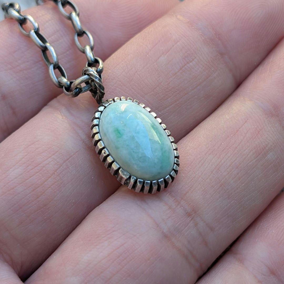 ハンドメイドの糸魚川翡翠トップ　インディアンジュエリー風　オールハンドメイド