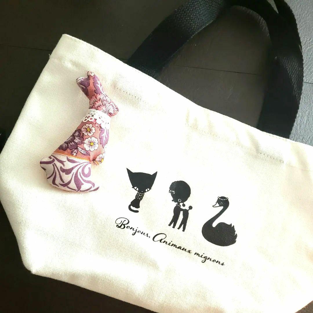 うさぎさんのブローチ72　うさぎ　ブローチ　お花　花柄　ピンク　ハンドメイド