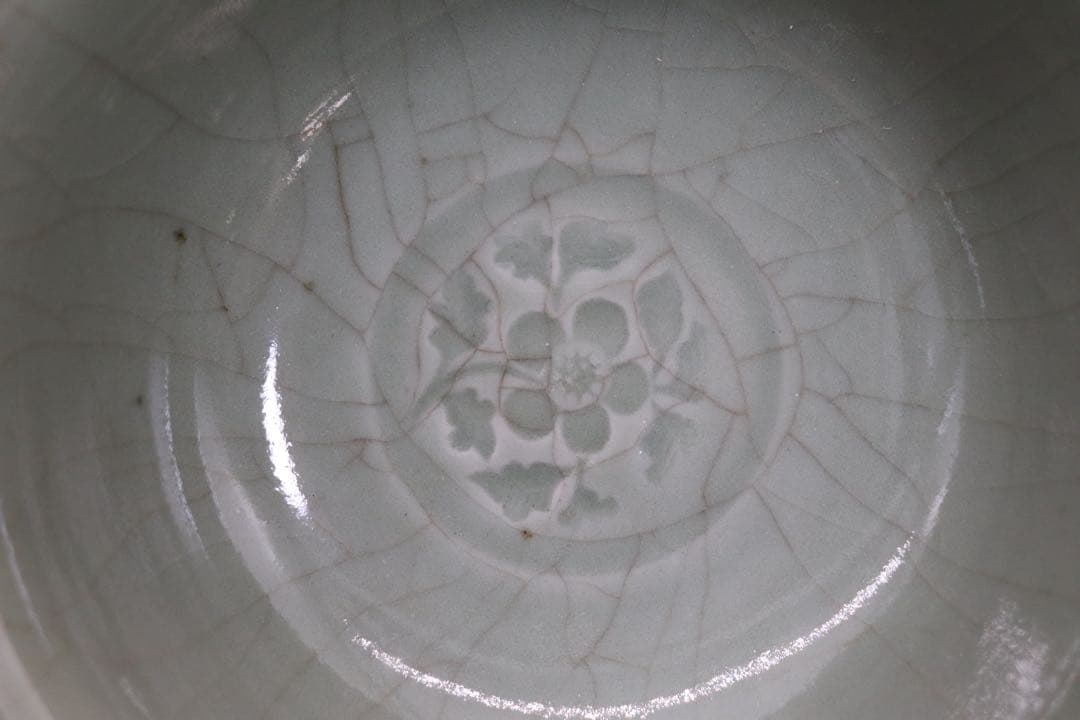 中国　明時代　青磁花卉紋お碗　龍泉窯　アンティーク　送料込み260314