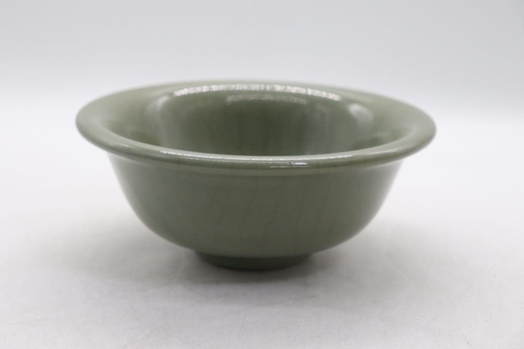 中国　明時代　青磁花卉紋お碗　龍泉窯　アンティーク　送料込み260314