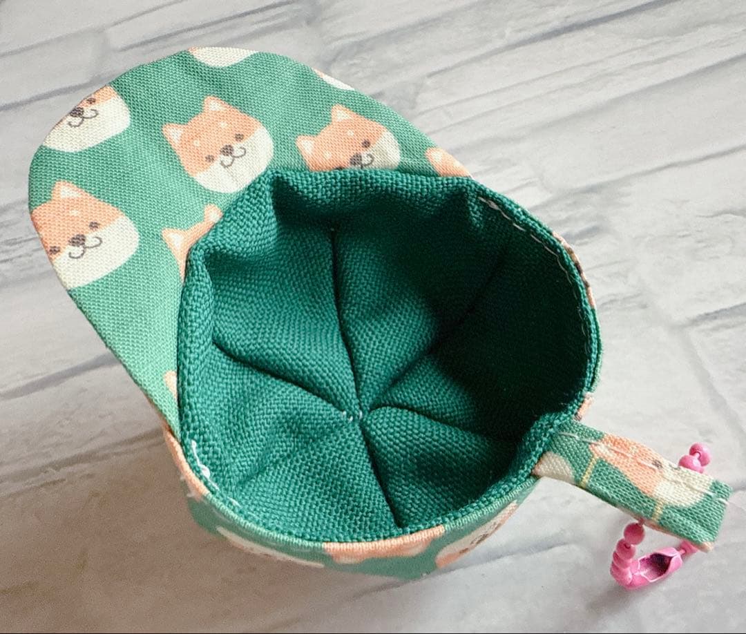 ハンドメイド　キャップ帽子型　キーホルダー　柴犬