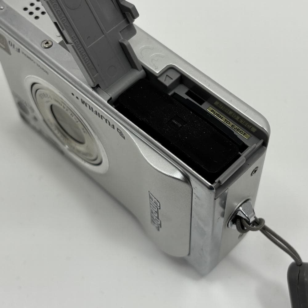 美品 動作品 FUJIFILM FinePix F10 コンパクトデジタルカメラ