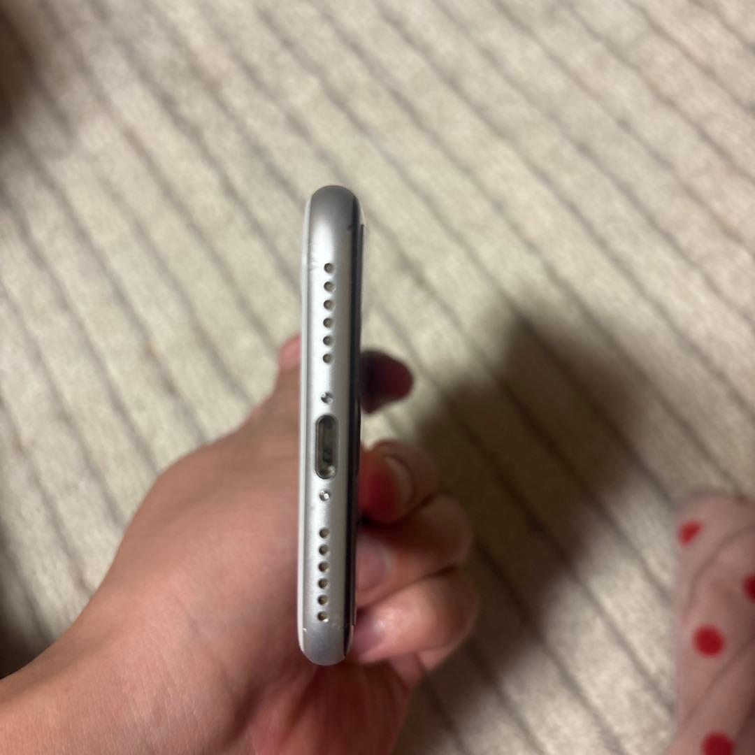 Apple iPhone SE 第二世代　64CB 本体