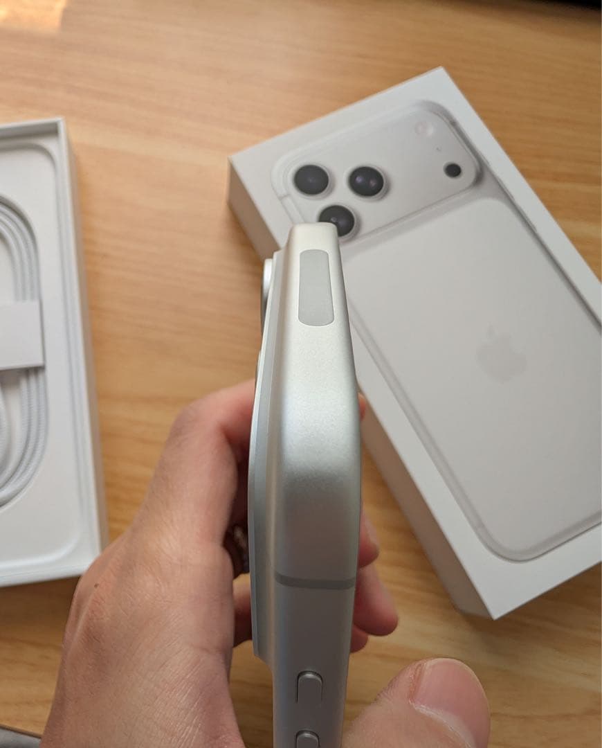 iPhone 17 Pro Max (シルバー) - 超美品・SIMフリー
