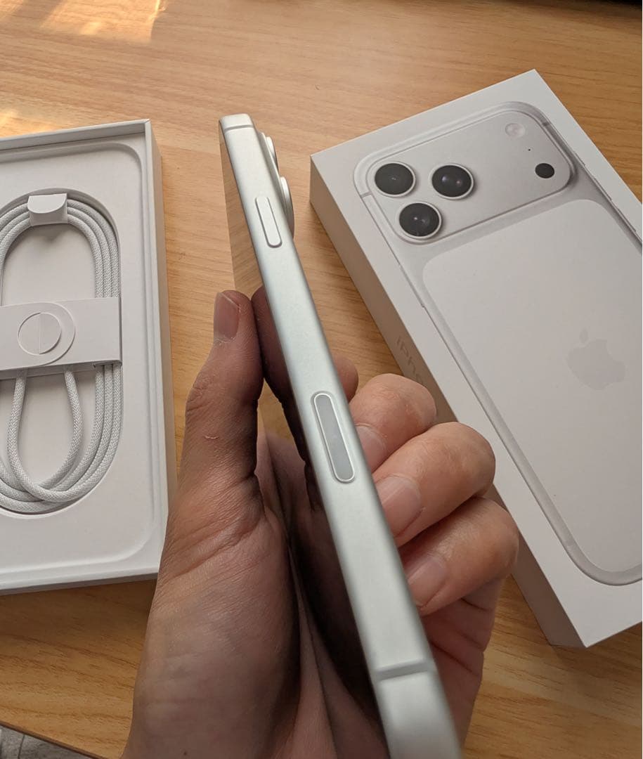 iPhone 17 Pro Max (シルバー) - 超美品・SIMフリー
