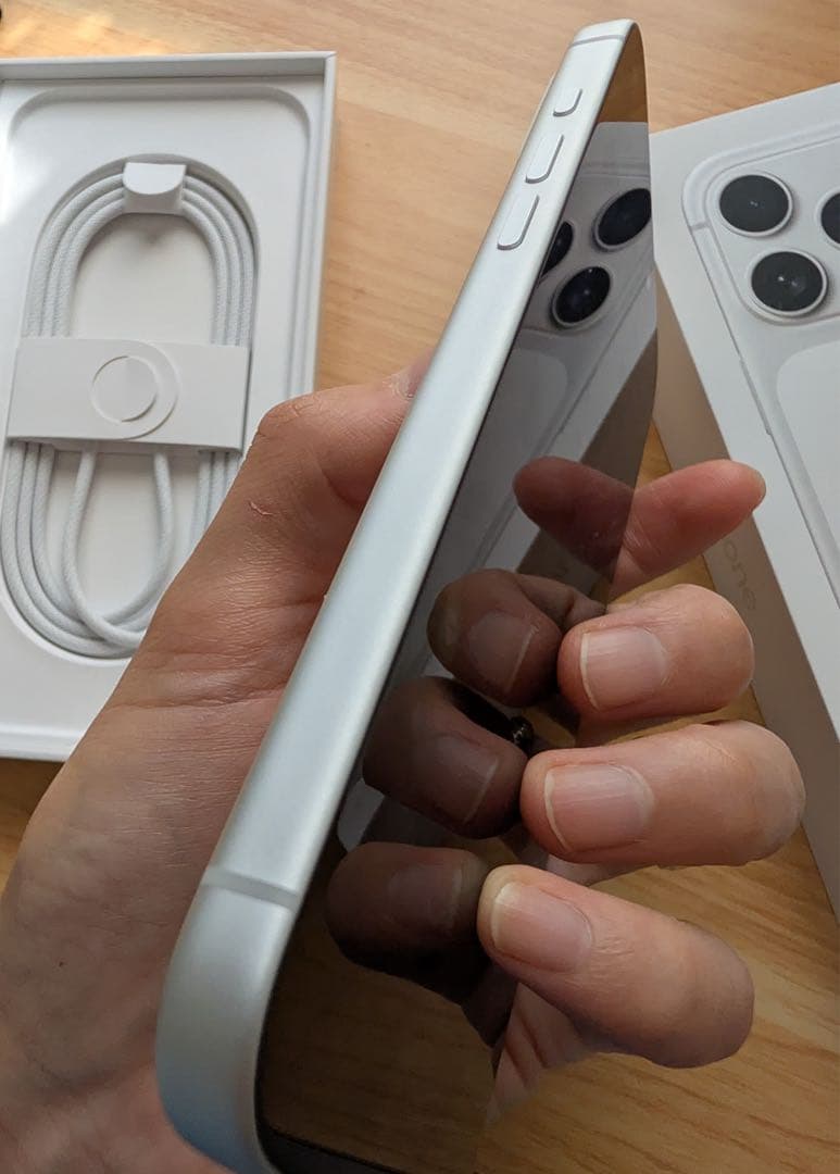 iPhone 17 Pro Max (シルバー) - 超美品・SIMフリー