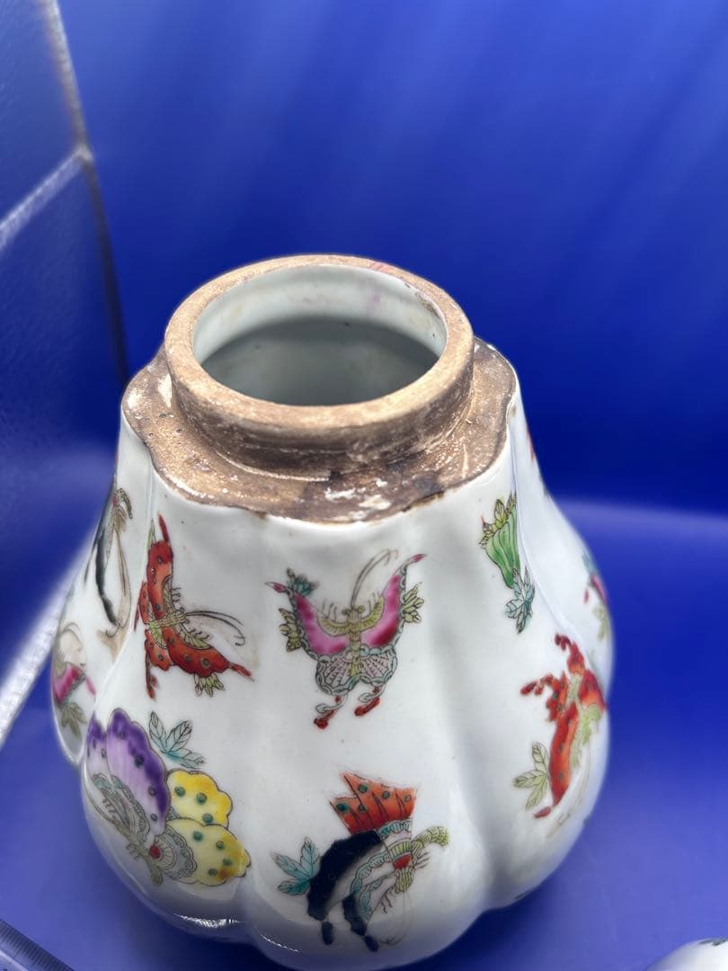 中国古玩 唐物 大清乾隆年製 款 粉彩 百蝶文 瓢箪型 蓋付壺 時代物