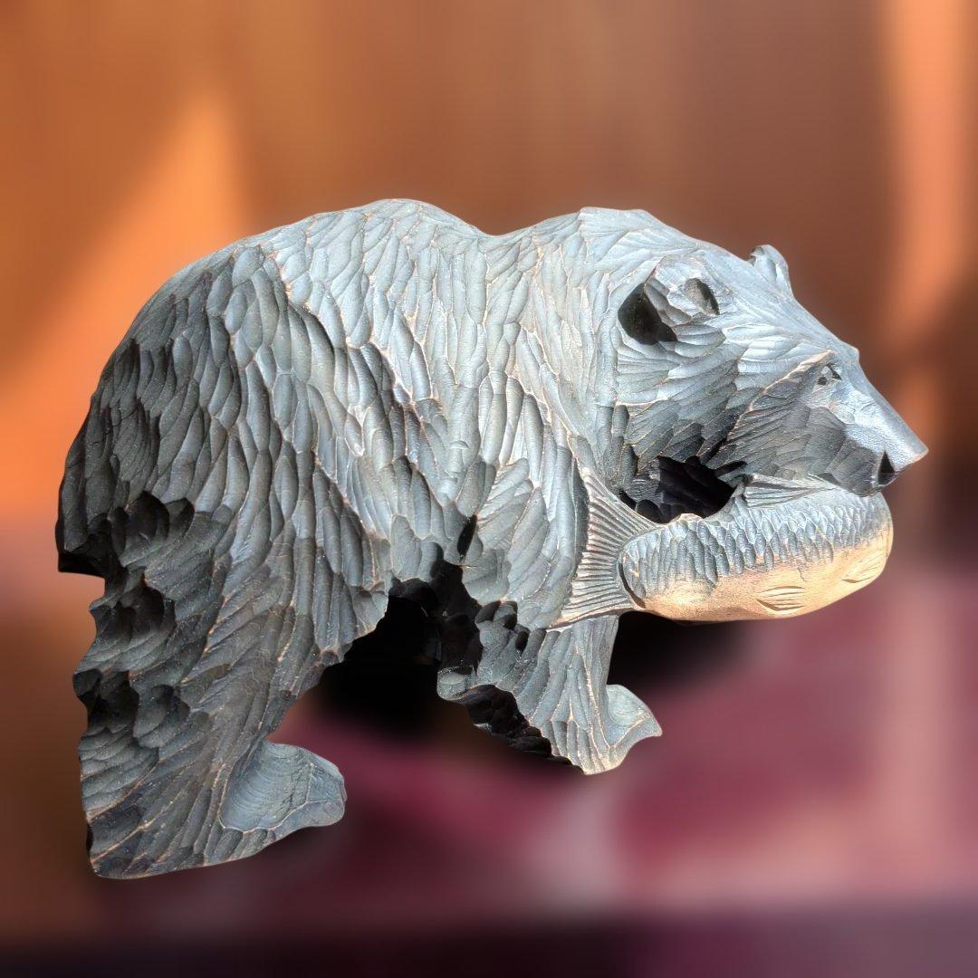 木製クマの彫刻 魚をくわえたデザイン