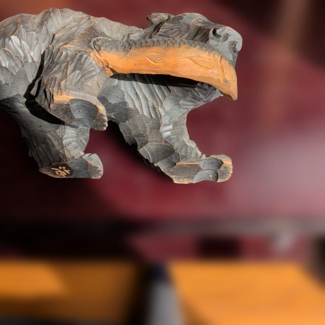 木製クマの彫刻 魚をくわえたデザイン