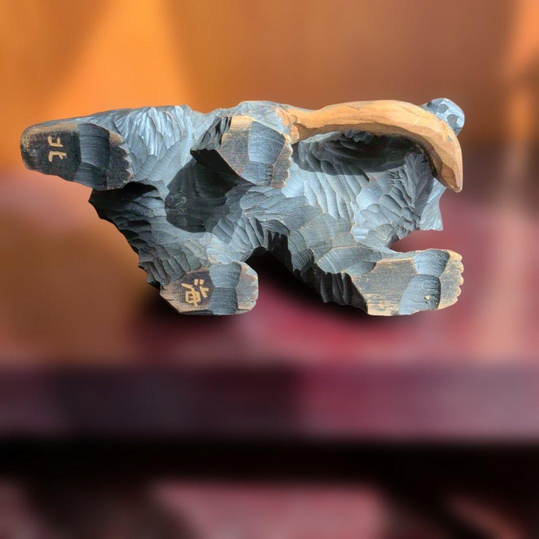 木製クマの彫刻 魚をくわえたデザイン