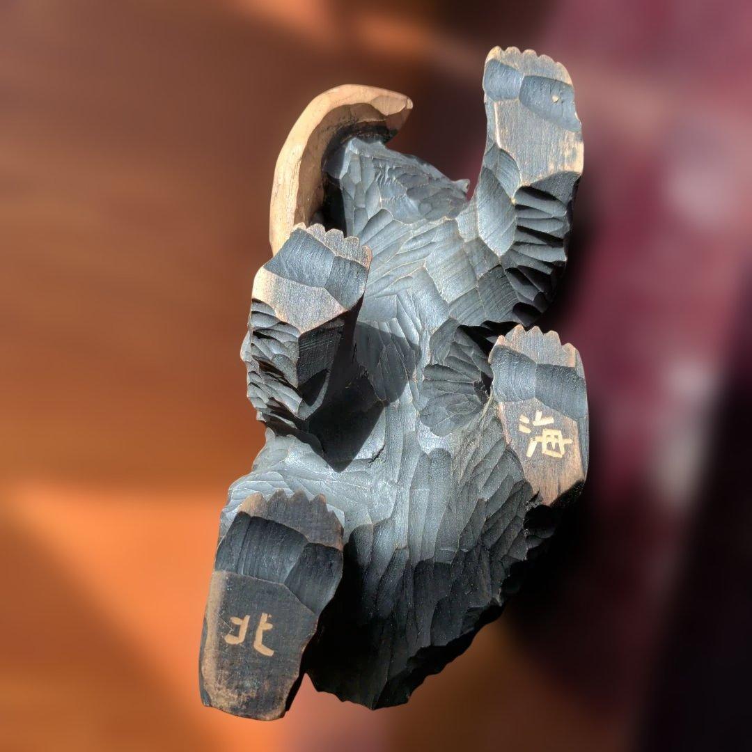 木製クマの彫刻 魚をくわえたデザイン