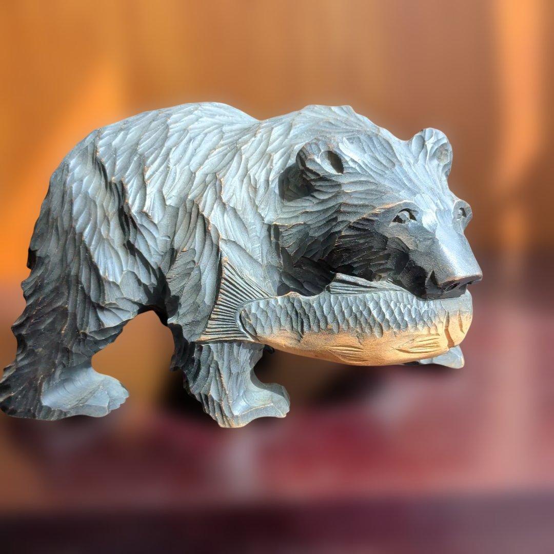 木製クマの彫刻 魚をくわえたデザイン