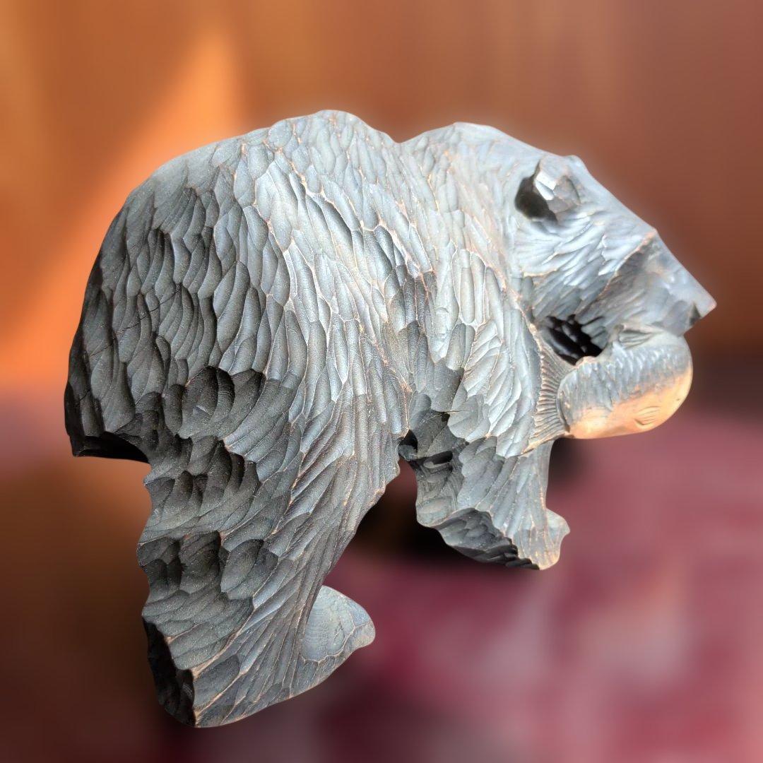 木製クマの彫刻 魚をくわえたデザイン