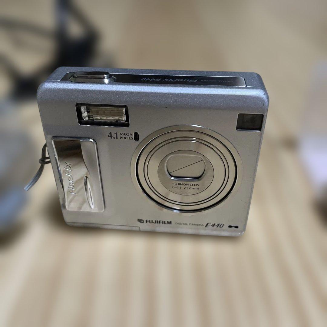 中古品　Fujifilm FinePix デジタルカメラ シルバー