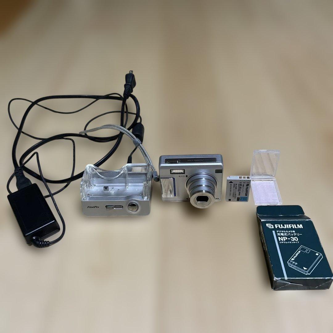中古品　Fujifilm FinePix デジタルカメラ シルバー