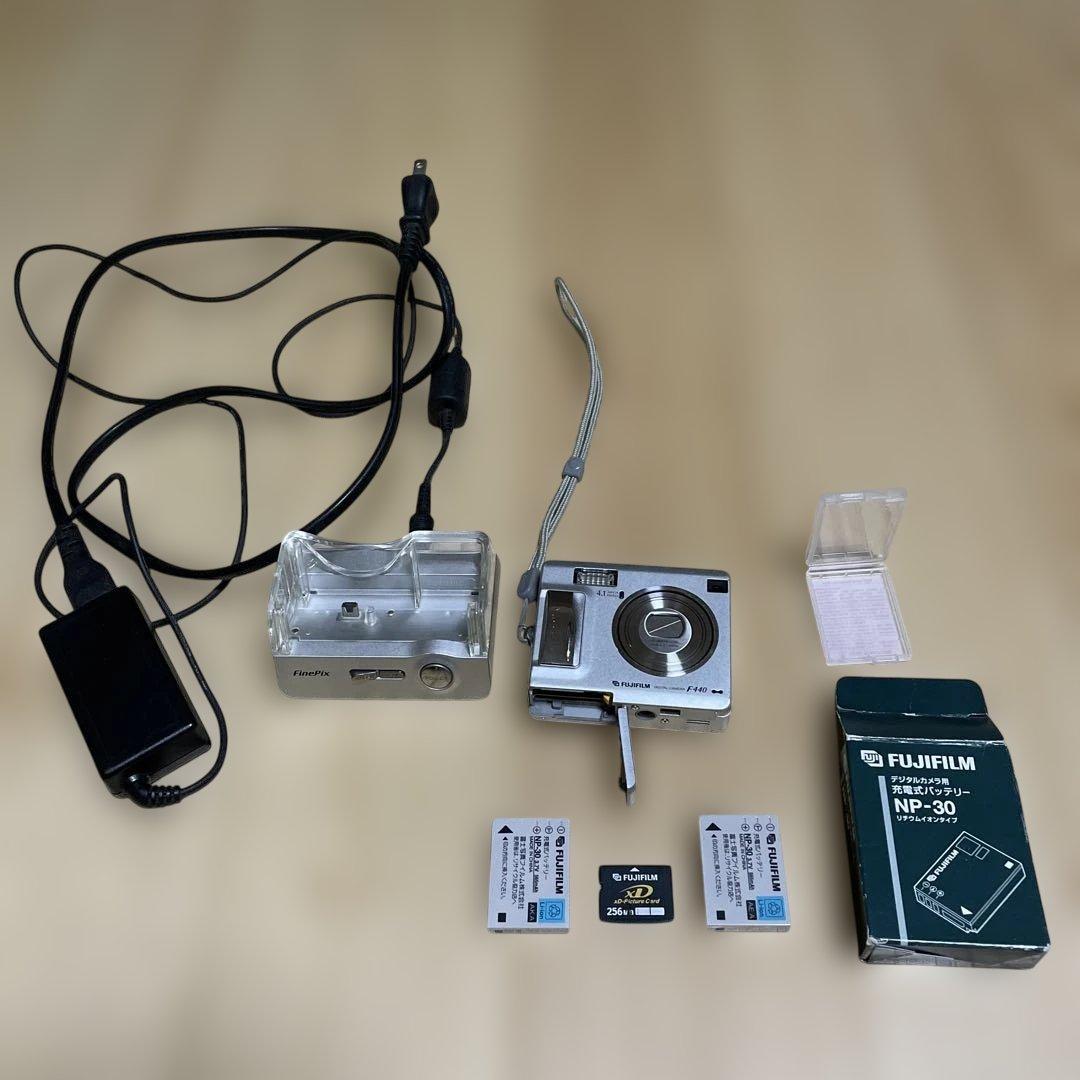 中古品　Fujifilm FinePix デジタルカメラ シルバー