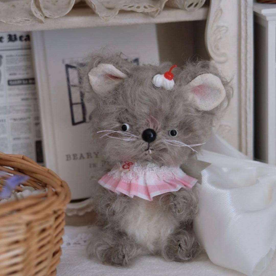 何かが気になるネズミさん アーティストベア 海外作家様 海外作家様 ハンドメイド