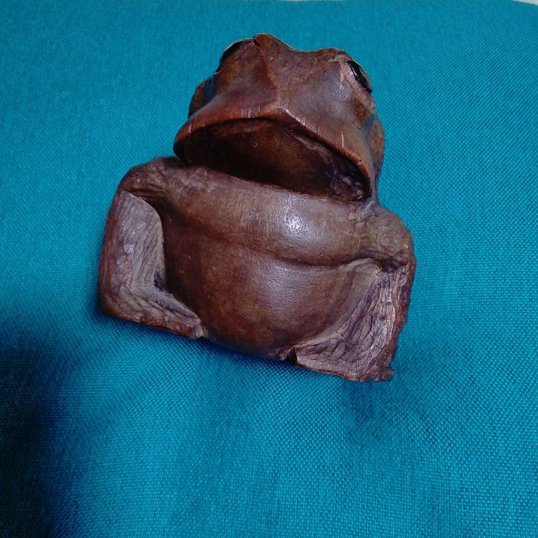 手掘りの親子カエルです。自宅の蔵出しですが時代物と思います。最終価格。