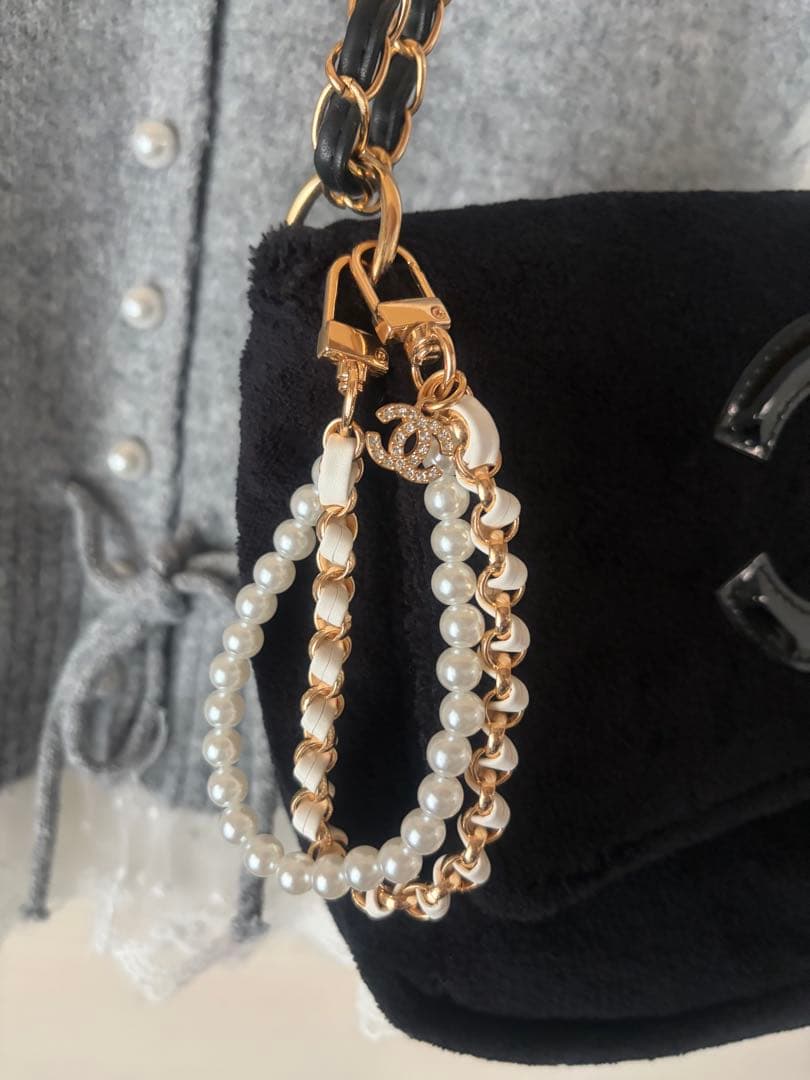 CHANEL 黒スエードバッグ パールストラップ付き
