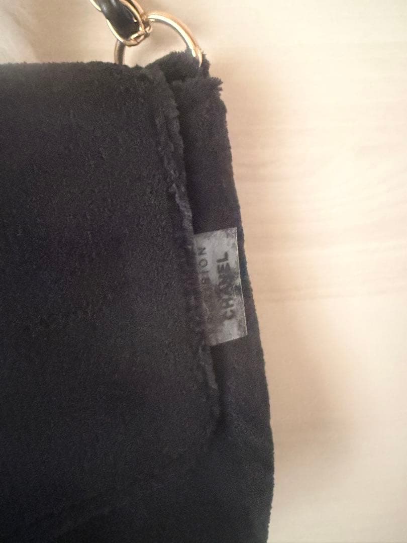 CHANEL 黒スエードバッグ パールストラップ付き