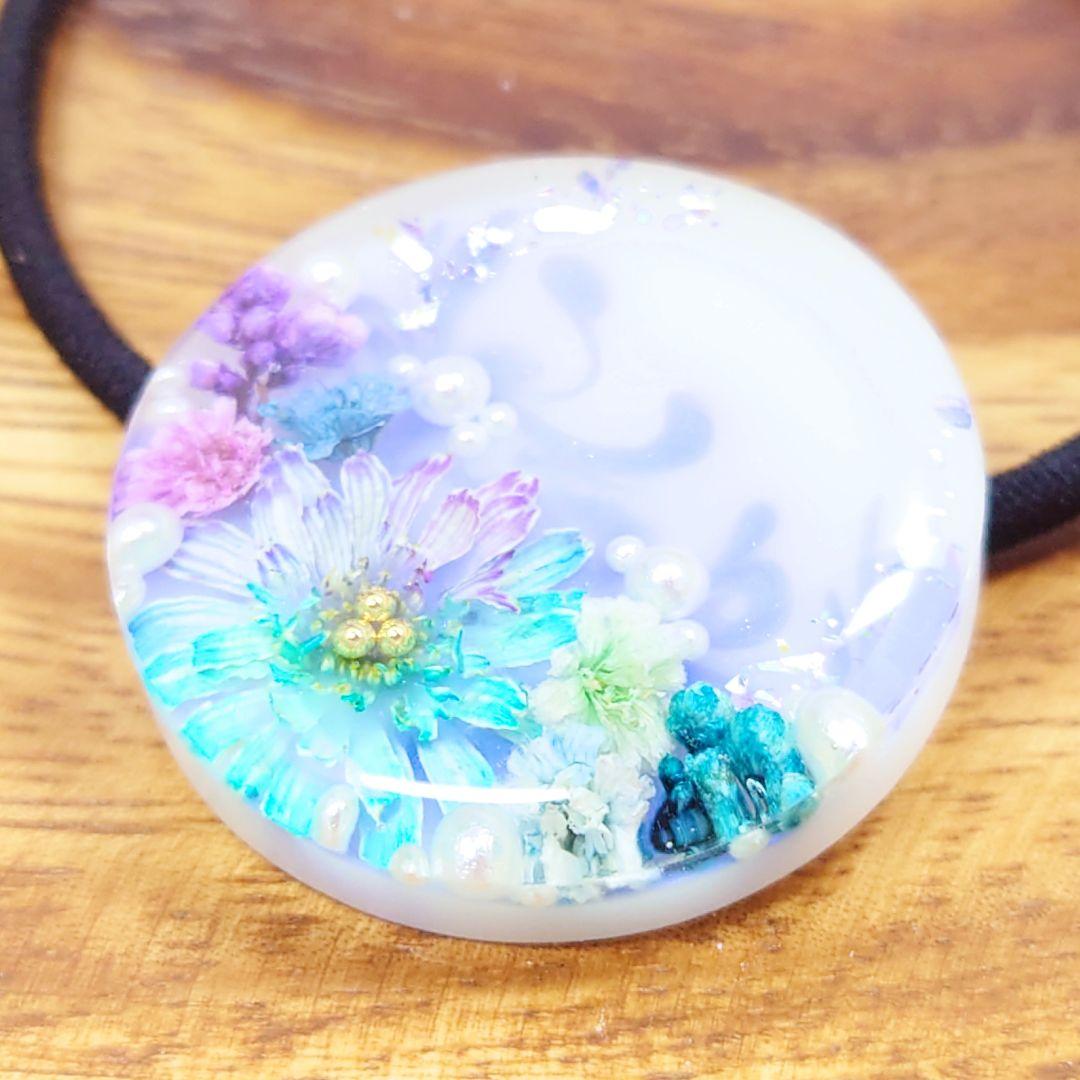 押し花ヘアゴム ホワイト×パールブルー マーブル ハンドメイド レジン お花 丸
