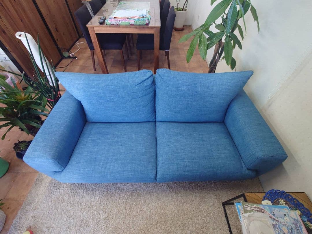青いファブリック2人掛けソファ