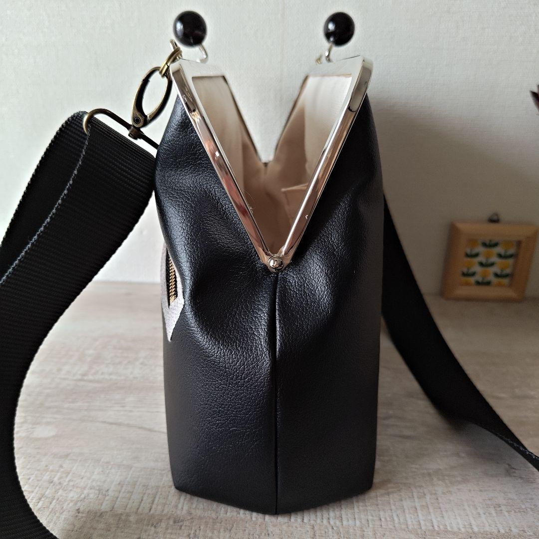 がま口バッグ　シルバーリンゴと黒レザーのコンビ　切り替え　ハンドメイド