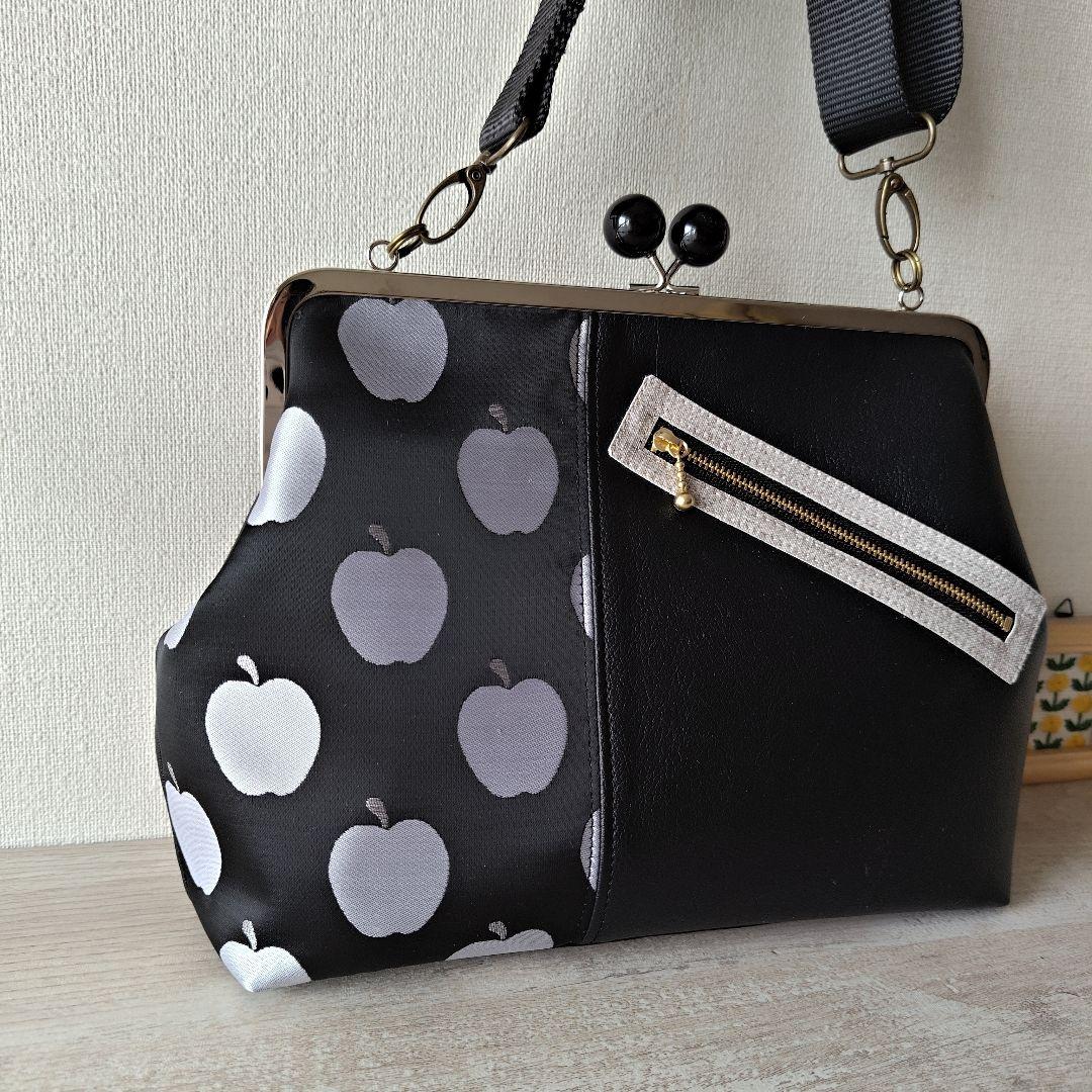 がま口バッグ　シルバーリンゴと黒レザーのコンビ　切り替え　ハンドメイド