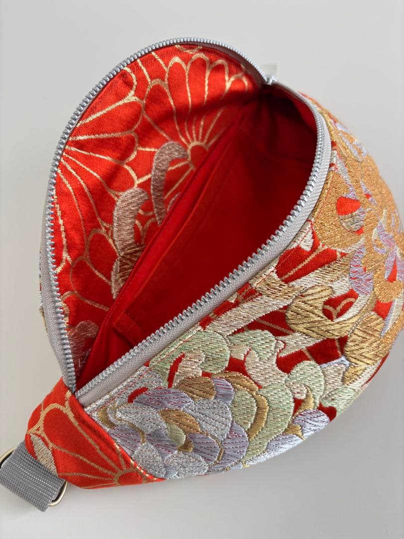 袋帯リメイクのボディバッグ 大輪菊の刺繍 オレンジ×金銀糸 和モダン 斜め掛け