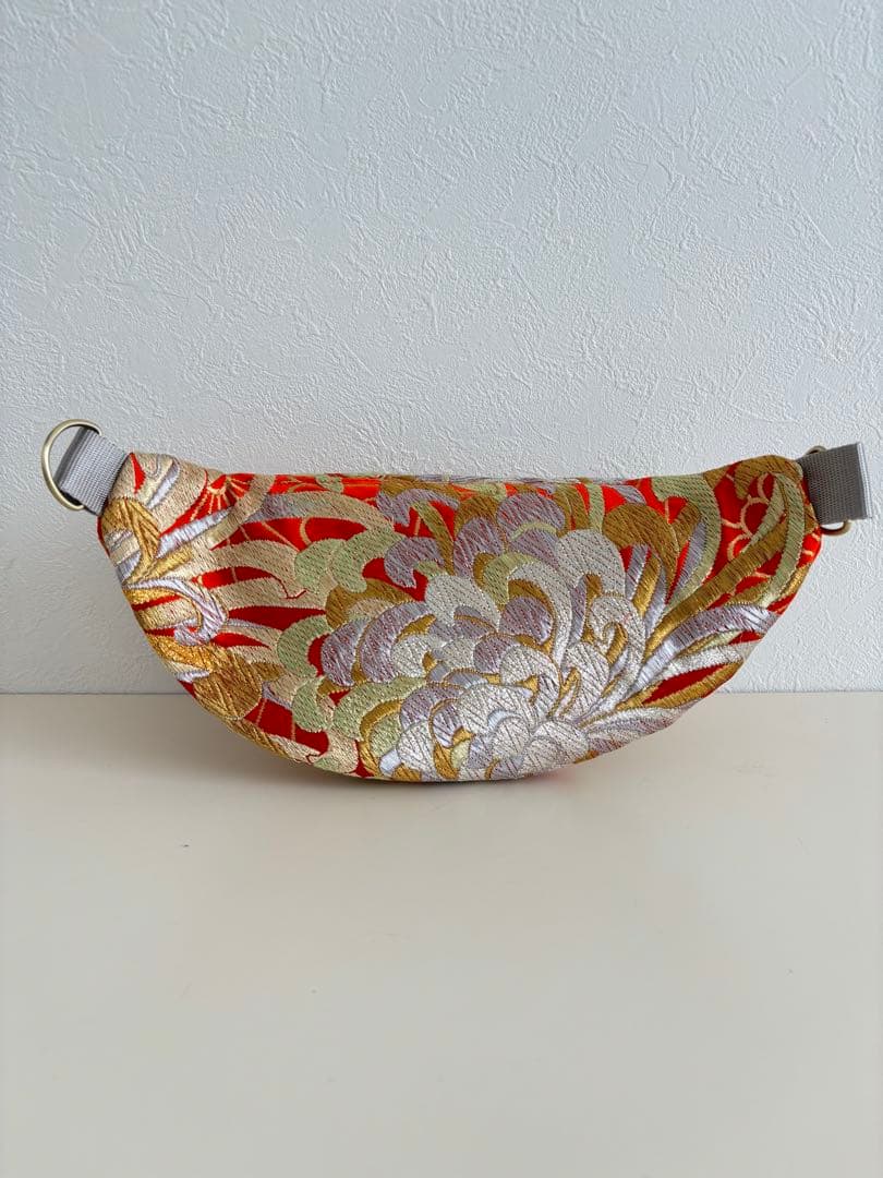 袋帯リメイクのボディバッグ 大輪菊の刺繍 オレンジ×金銀糸 和モダン 斜め掛け