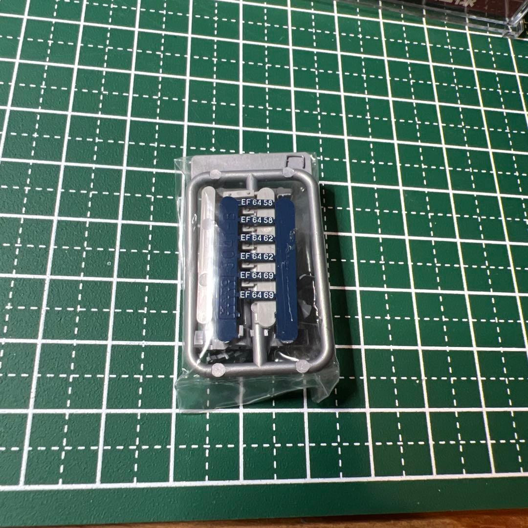 カトー、ラウンドハウス製EF64 77お召し機