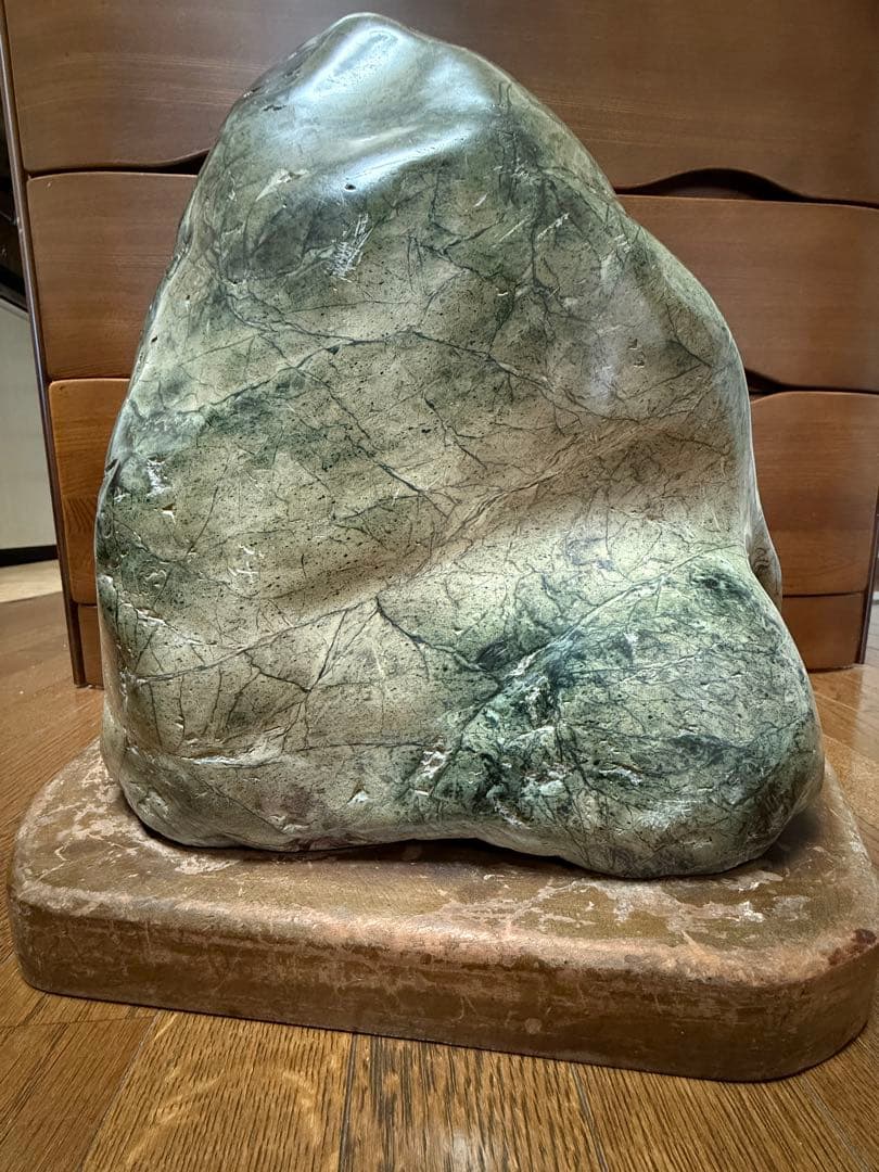 観賞石 天然石の美しい石の置物 木製台座付き