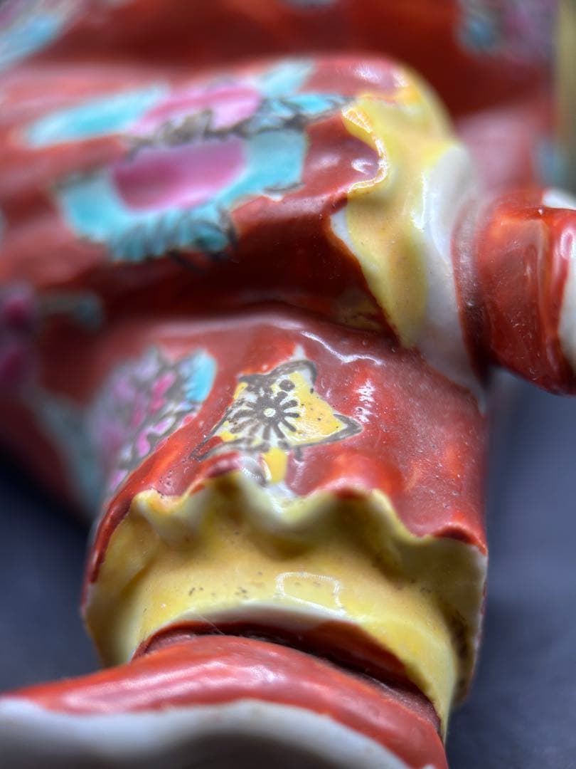 中国美術 陶器 枕人形 横たわる唐子 像 煙管 阿片枕スタイル 粉彩